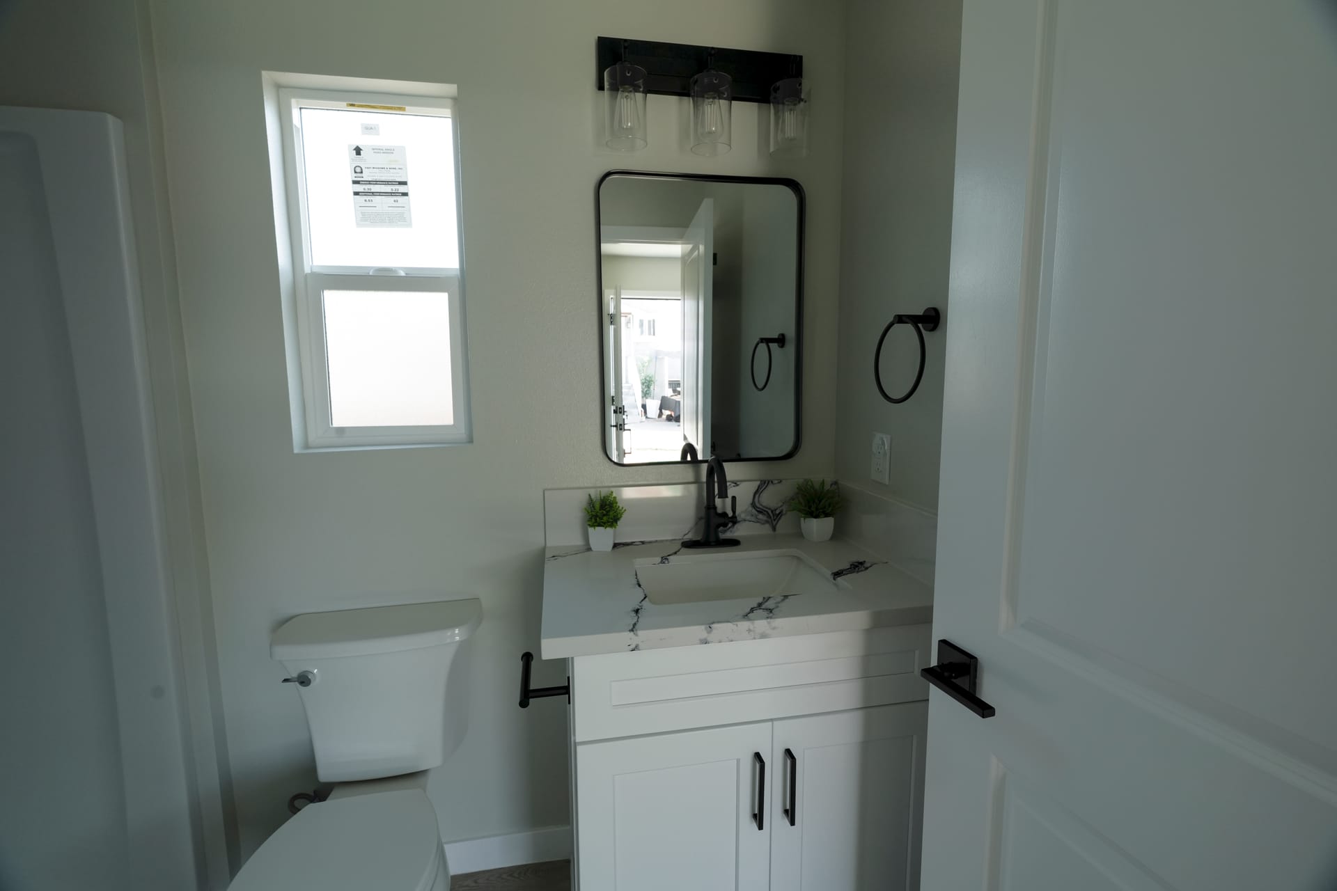 bathroom vanity with mirror, sink, toilet, and shower/tub area