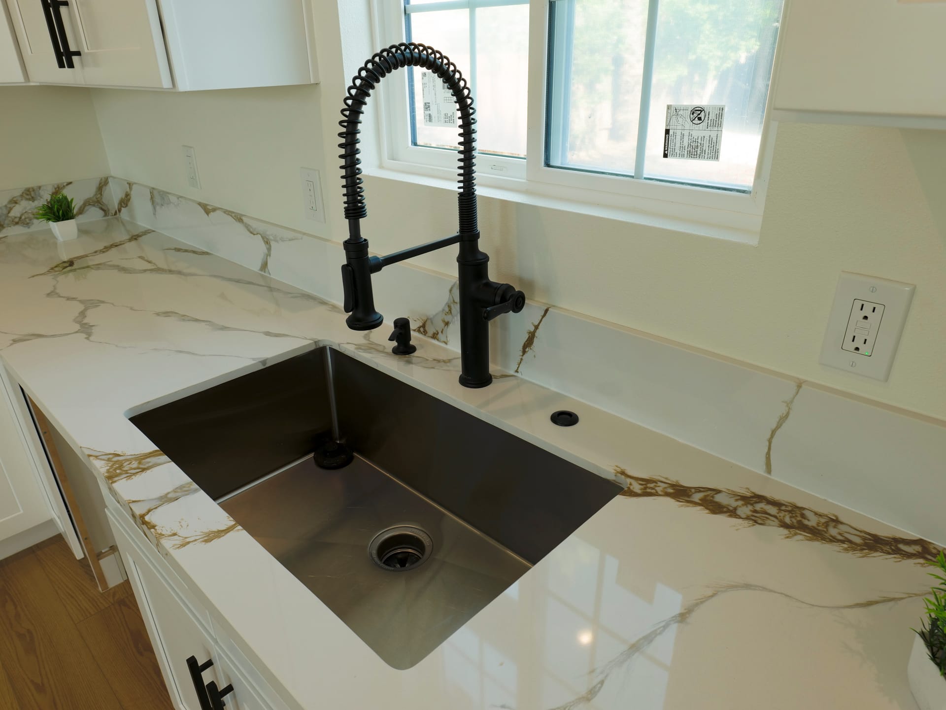 Double kitchen sink with marble-pattern countertop